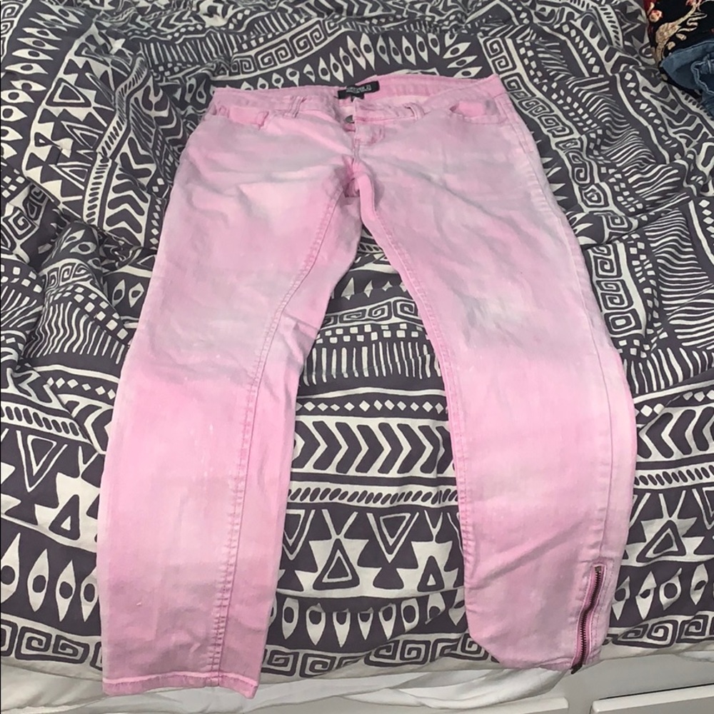 Acid washed light pink jeans